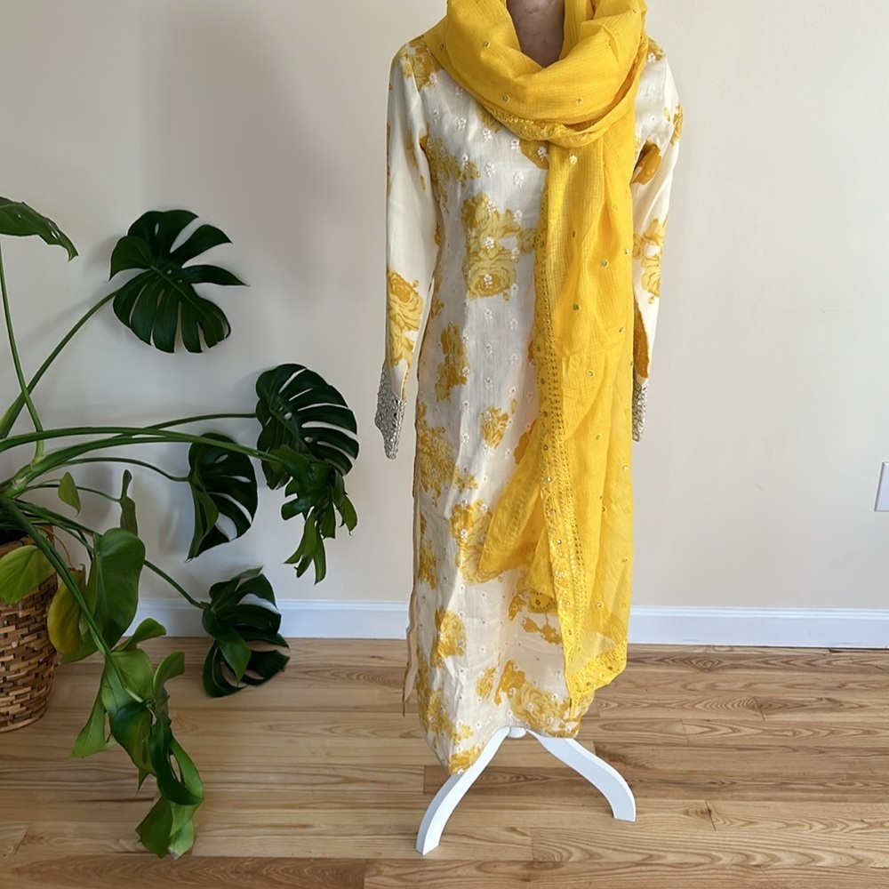 Elegant Yellow Beaded Long Sleeve Dress saree Indian wedding dress - Picture 9 of 12